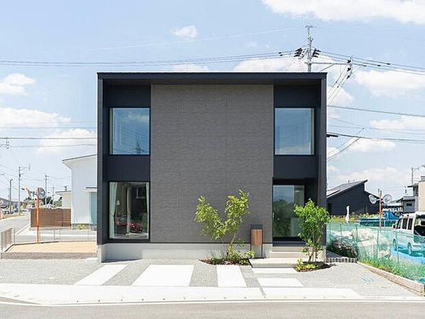 洗練されたスクエアフォルムが印象的な外観。モダンなデザインが街並みに映える住まいです。
※現地（2026年5月）撮影
