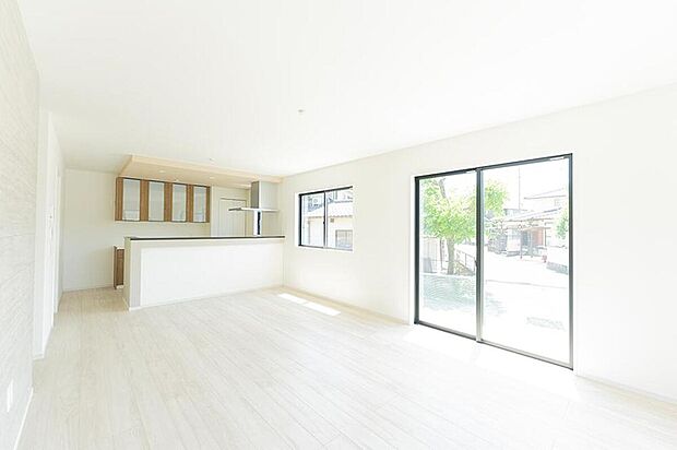 （3号棟）【大きな窓から繋がる開放感】南側の大きな窓を開ければ、外の風をたっぷり取り込めます。リビングから外で遊ぶ子どもの姿も確認でき、安心しておうち時間を過ごせます。