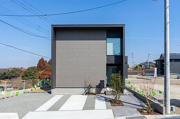 【1号地】
黒とグレーを基調としたモダンなデザイン。ゆとりある駐車スペースで、ベビーカーの積み下ろしや、大きなお買い物帰りもスムーズで安心です。
