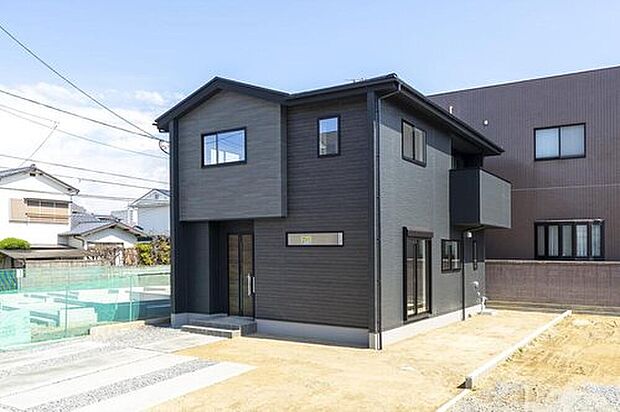 (2号地)ブラックとグレーのツートーンがおしゃれな、モダンで飽きのこない外装。