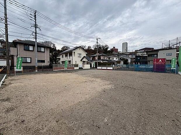 【前面道路含む現地写真】(1号棟)お車の出し入れが苦手なママや小さなお子様にも安心な敷地。