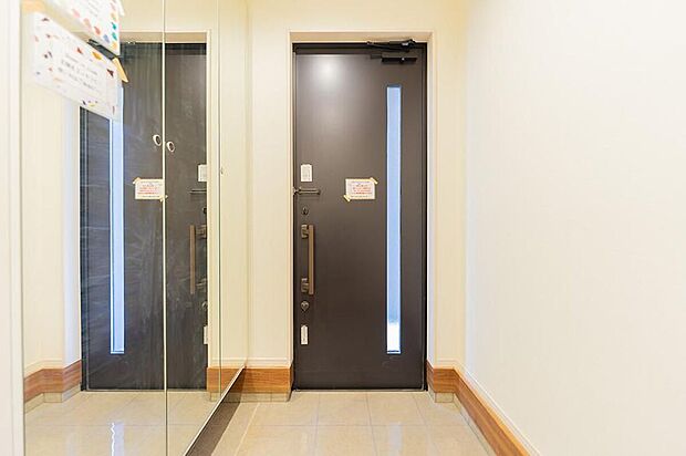 【玄関】【姿見付きの大容量玄関収納】
玄関にはお出かけ前の身だしなみチェックができる全身鏡付き。天井まである大容量の靴箱で、家族全員の靴もスッキリ片付きます。いつも整った玄関が、家族を優しく迎え入れます。