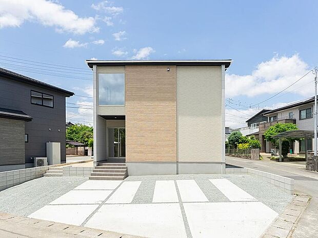 【現地外観写真】（2号棟）【木目調がアクセントの2色外観】温かみのある木目調と白を組み合わせた、2色のコントラストが美しい外観。シンプルかつ洗練されたデザインで、毎日の帰宅が楽しみになります。