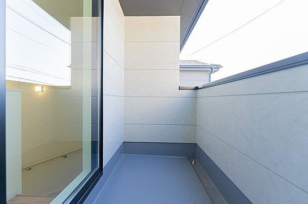 【バルコニー(1号地)】【2か所のバルコニー】
一つは主寝室から、もう一つは2階ホールから出入りできるバルコニー。