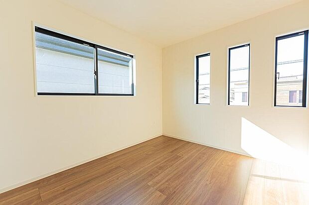 【リビング以外の居室(2号棟)】デザイン性の高い3連窓からたっぷりの光が入る洋室。空を切り取るような窓の配置が、開放感を演出します。子供部屋としてはもちろん、お気に入りの家具を置いて趣味を楽しむ部屋としても素敵です。