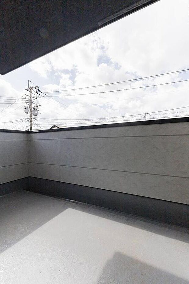 【バルコニー】深い軒がかかったバルコニー。急な雨でも洗濯物が濡れにくく、外出中も安心です。