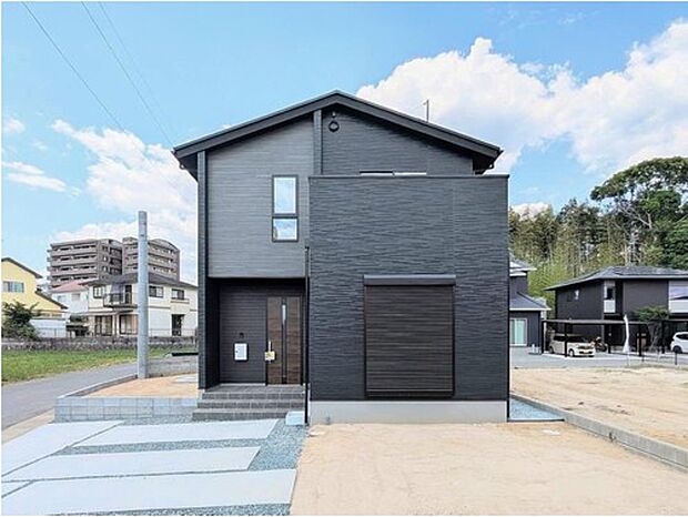 【現地外観写真】(14号地)シックな黒をベースにアクセントを効かせたモダンな佇まい。前面には並列駐車ができるゆとりあるカースペースを確保しており、毎日の車の出し入れや、雨の日のお子様の乗り降りもスムーズです♪