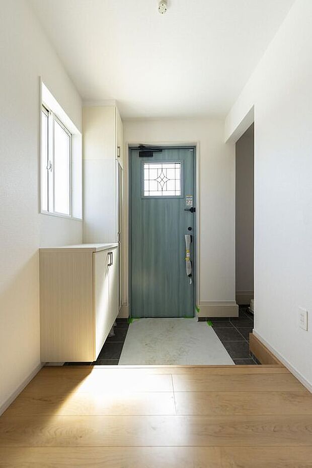 【玄関】【玄関内観】小窓から光が差し込む明るい空間。たっぷり入るシューズボックス付きで、いつでもスッキリ綺麗な玄関をキープできます。室内から見ても可愛いブルーの扉が毎日の送り迎えをハッピーに♪