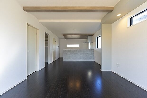 【1号棟リビング】【お洒落な対面式キッチン】
木目調の下がり天井がカフェのような雰囲気を演出。料理中も18帖のリビング全体が見渡せるので、お子様の様子を見守りながら家事がこなせます。3口コンロで夕食の準備も手際よく。