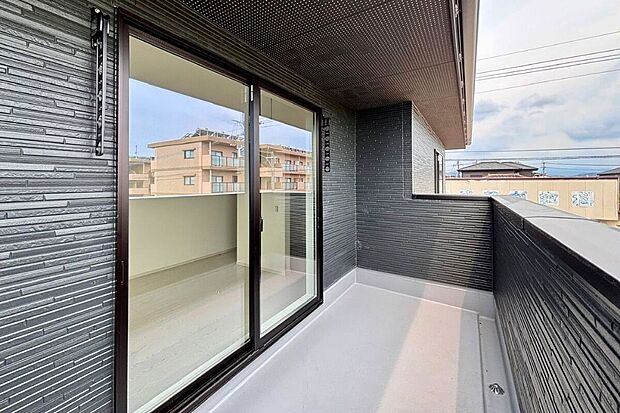 【5号地【主寝室直結 バルコニー】】主寝室からスムーズに出入りできるバルコニー。屋根付きのため急な雨でも安心で、毎日の布団干しや洗濯物干しもラクラクです。