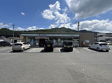 ファミリーマート御井町店 650ｍ(徒歩9分)