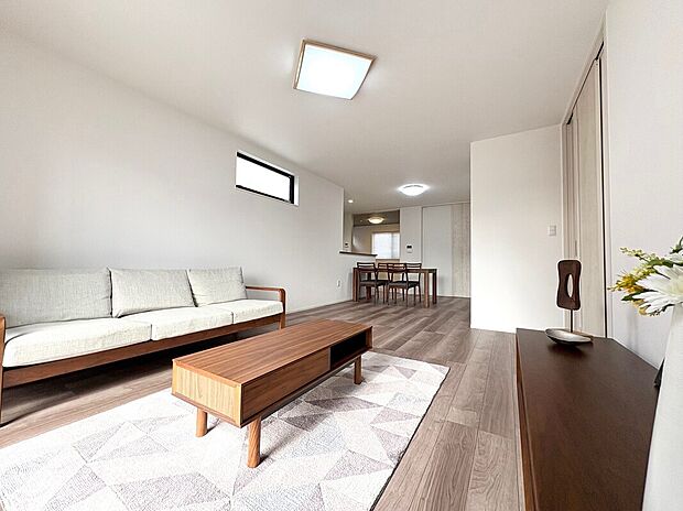 【B棟　リビング】
２０帖のLDKは奥行きのあるゆったりとした空間。南向きの窓から明るい日が入ります。奥には和室も隣接しており、キッチンで家事をしながらお子様のお昼寝を見守ることもできますね。