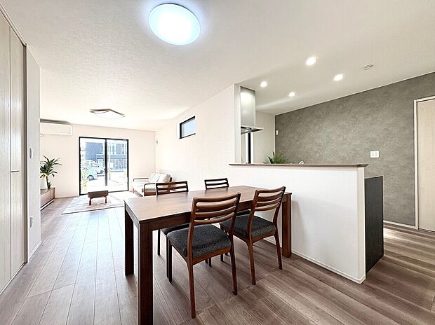 【B棟　ダイニング】
ダイニングはキッチンと対面に位置し、食事も家族とにぎやかに過ごせる空間。