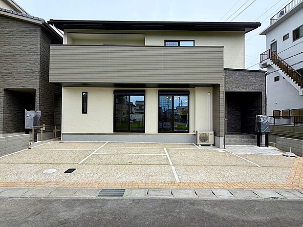 【A棟 外観】
住まいの顔となる外観は、2トーンの配色で、洗練された印象のデザインです。ゲストをお招きする際も、気持ち良くお迎えできそうです。
