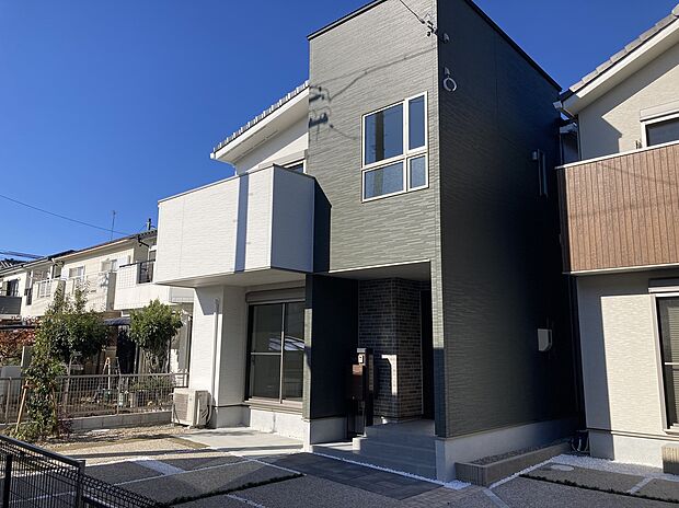 【【F棟 外観】】設計やインテリアコーディネーターが1棟1棟デザインし、周囲の街並みに溶け込むように考えています。いつまでも飽きの来ない外観です。