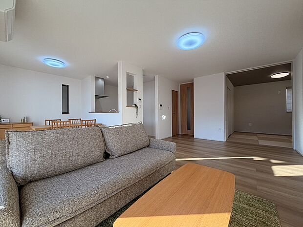 【【I棟 洗面室】】毎日の洗濯が楽になる便利なカウンター付きランドリースペース。洗う・干す・乾かす・畳むが1つの空間で行え、家事動線がラクラクです♪