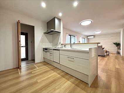 【F棟 キッチン】