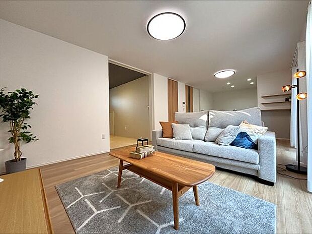 【【F棟　LDK】】南側に広がるLDKは20.0帖の大きさ。2つの大きな窓から陽が差し込み明るい空間。キッチンからお部屋全体が見渡せ開放感あるLDKは大きなソファやダイニングセットを置いても余裕の空間です。