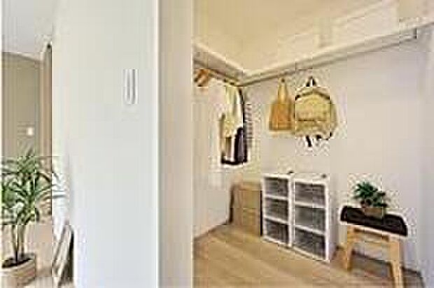 【【ウォークインクローゼット】】主寝室の収納には、ウォークインクローゼットを標準としています(形状は各邸異なります)。皺を避けたい衣類や、重ね置きをしたくない物、嵩張る物などの収納に便利です。