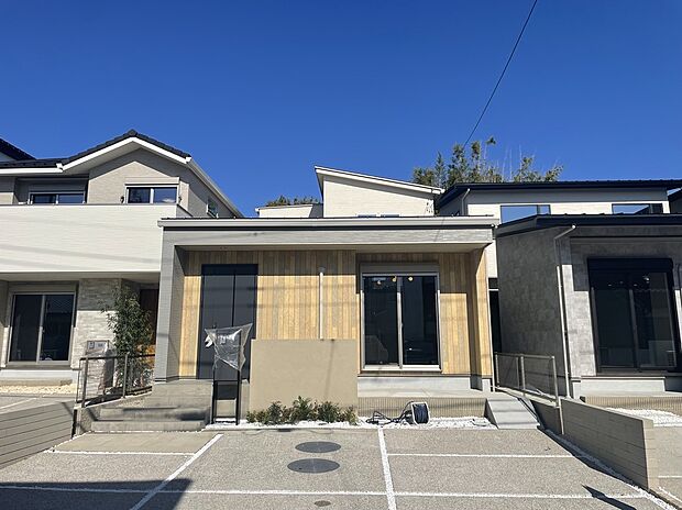 【【C棟 外観】】準平屋×中庭が織りなす、ゆとりある住まい。木目調がアクセントとなった外観デザインは、落ち着いた配色で長く愛される佇まいです。