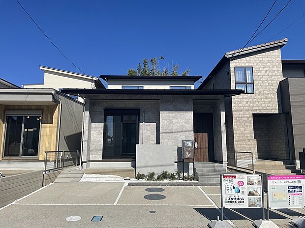 【【D棟 外観】】中庭付き、準平屋仕様のD棟。ナチュラルテイストな色使いに癒される、落ち着いた外観デザインの住まいです。