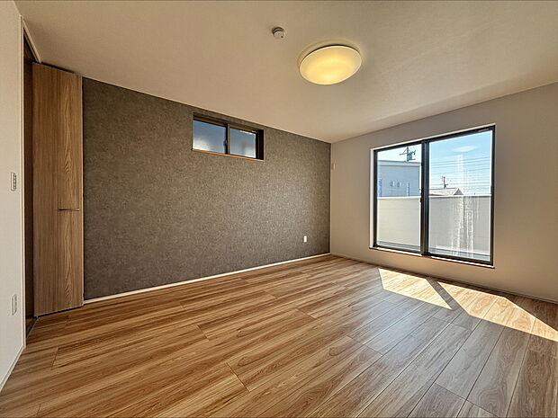 【【A棟 主寝室】】洋室の中で一番広い10.0帖の主寝室で快適な睡眠をご体感ください。2.0帖のウォークインクローゼットを設けており、住空間を広く有効活用できます。