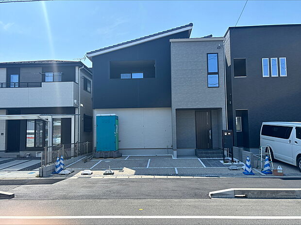 【【B棟 外観】】各棟個別にプロのコーディネーターがデザイン。隣棟はもちろんのこと、周りの街並みとのバランスをしっかりと考えて設計。街並みの一角を鮮やかに彩ります。