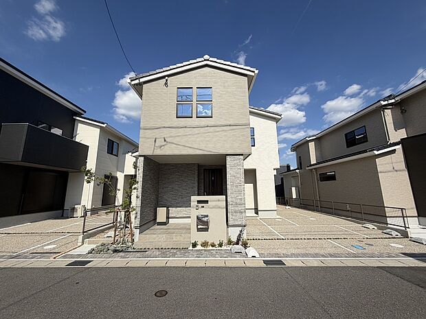 【【C棟 外観】】土地面積51坪以上、駐車3台分。リビングと和室の南側の窓は防犯面も安心な電動シャッター付き!