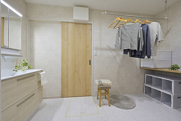 【【ランドリースペース同仕様】】収納たっぷりの広々とした洗面室に洗濯物が干せるようランドリースペースを設けました。洗濯機から出してその場で干すことができるので、時短にもなります。