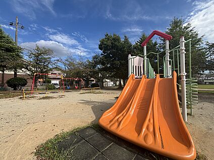 堀田公園 約260m(徒歩約4分　自転車約2分)