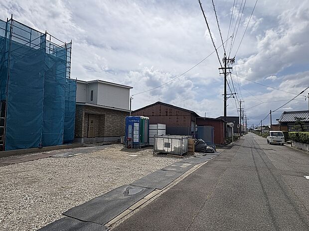 【【前面道路含む現地写真】】現在B棟のみの販売となっております。B棟は北側に並列4台の駐車が可能です。接道する公道は約6.5m幅ですので駐車もしやすいです。