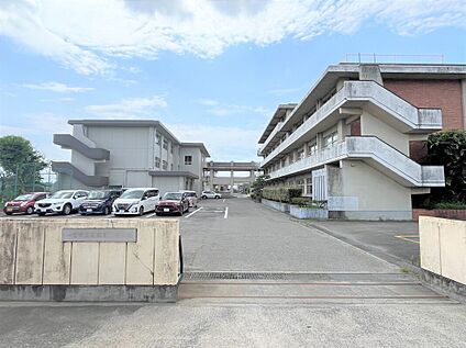 尾西第三中学校 (自転車通学可) 約2,170m(徒歩約28分　自転車約9分)
