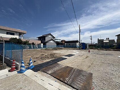 【前面道路含む現地写真】