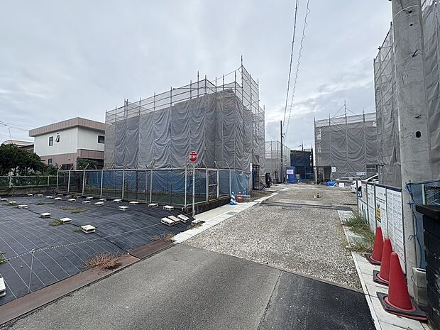 【【前面道路含む現地写真】】名鉄犬山線「西春」駅が徒歩圏内。将来のお子様の通学も視野に入れると、各方面アクセスが良い住環境は日々の生活を助けてくれます。