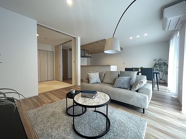 【C棟　LDK】
家具を設置して見学時に生活のイメージがしやすくしております。ご家族で是非動き回ってみてください。