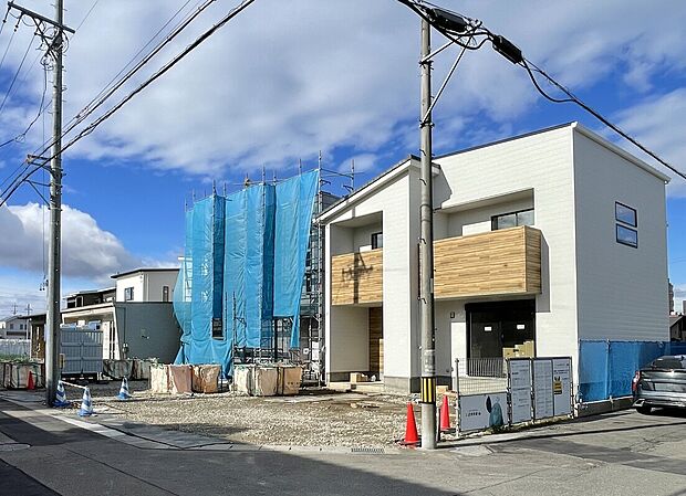 【周辺環境】
閑静な住宅地なので前面道路を走る車が少ない道路。お車の出し入れが苦手な方や小さなお子様にも安心です。しっかり舗装もされているので、ベビーカーや自転車で通っても快適に通行できます。