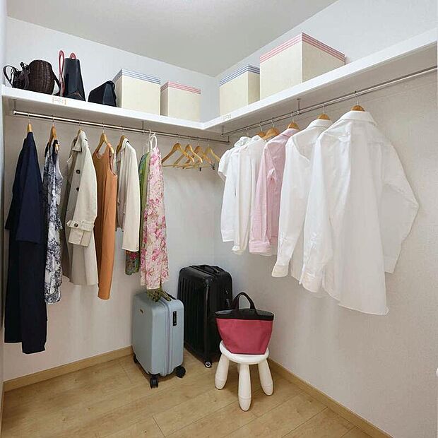 【ウォークインクローゼット】主寝室には、衣類がたっぷり収納できる広々ウォークインクローゼットを設置しました。