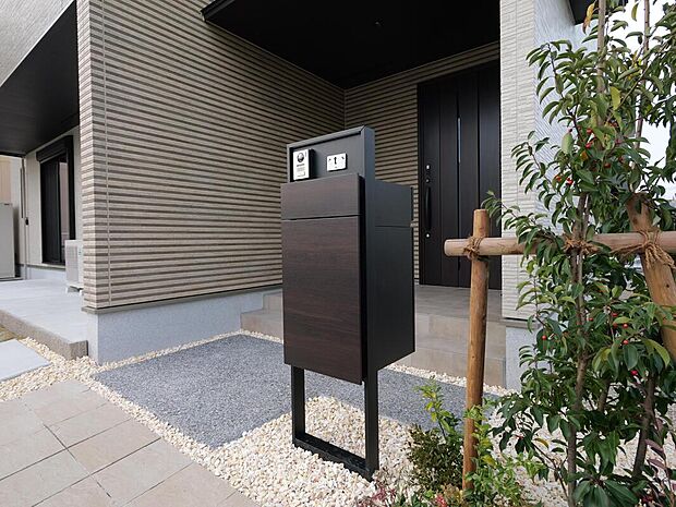 【【B棟　玄関ポーチ】】TVモニタ付きインターホンなどと一体化した多機能門柱に宅配ボックスを設置。受け取りを気にせず自由にお出かけができます。