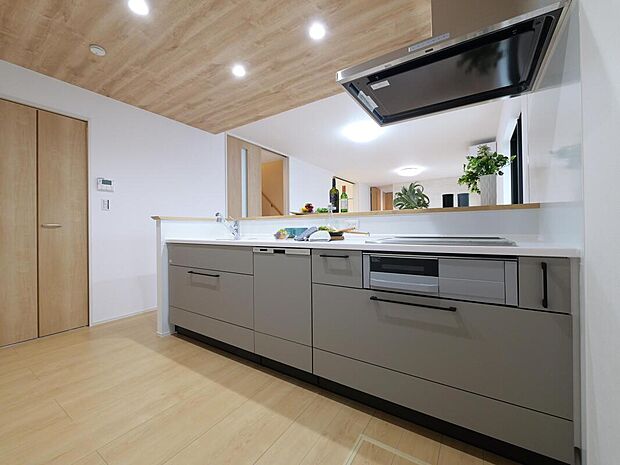 【【B棟　キッチン】】基本機能を追求した快適なエサキホームオリジナルシステムキッチン。掃除、収納などもしやすい使い勝手の良いキッチンを採用しています。