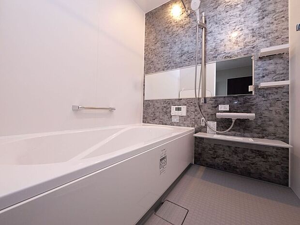 【【浴室同仕様】】4時間経ってもお湯の温度低下はわずか2.5度でご家族であたたかいお風呂に入れます。腰、背中、お尻、足の4点を支えることで身体にかかる力を分散し、入浴する人をやさしく包み込み支えます。