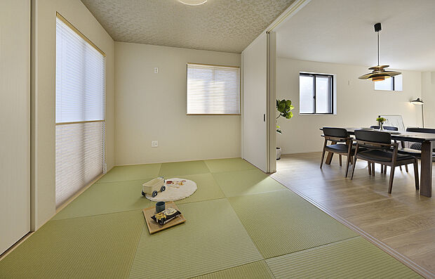 【【和室同仕様】】LDKと隣接した和室。お子様の遊び部屋・お昼寝スペースとして使うのもオススメです！客間としてもご活用いただけます。