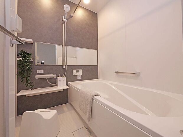 【【浴室同仕様】】1坪タイプのバスルーム。ゆったり足が伸ばせるので、毎日の疲れを癒すバスタイムを実現。ご家族一緒に入れます。浴室暖房乾燥機付きで浴室内干しも可能！