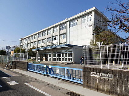 長森西小学校 約940m(徒歩約12分　自転車約4分)