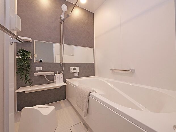 【【浴室同仕様】】一日の疲れを癒してくれる場所なので、快適に過ごしていただくためにゆったりサイズのバスタブを用意しました。是非半身浴などをお楽しみください。