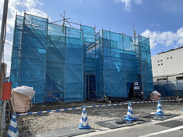 【【前面道路含む現地写真】】現在建築中です。完成に向けて順調に工事が進んでいます。