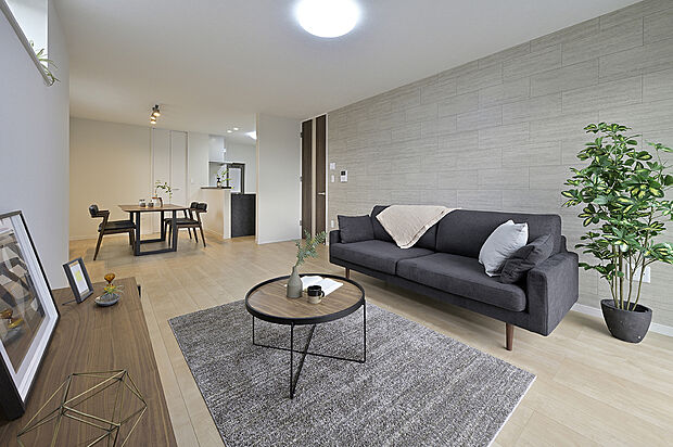 【【LDK同仕様】】大切なご家族が集まるからこそLDKにはこだわりたい!休日はおひさまの光をたっぷり取りこめるリビングでゆったりと寛げます。子供たちが元気に笑いながら走り回っても十分な広さの空間です。