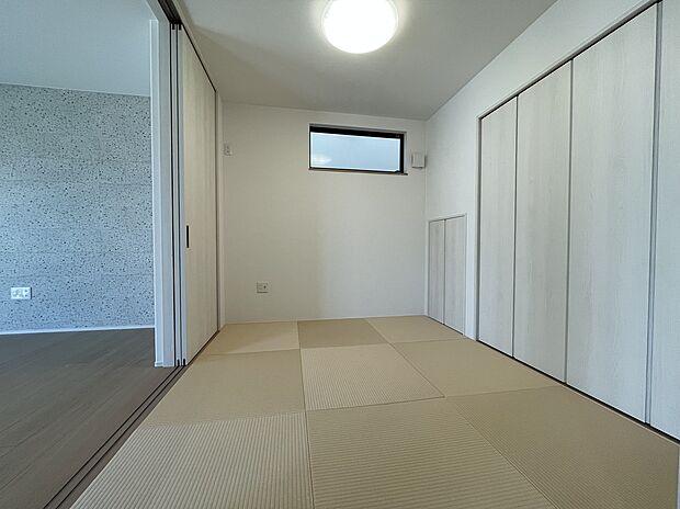【【D棟　和室】】LDKと隣接した和室。お子様の遊び部屋・お昼寝スペースとして使うのもオススメです！客間としてもご活用いただけます。