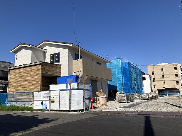 【【前面道路含む現地写真】】現在建築中です。完成に向けて順調に工事が進んでいます。完成済の物件を参考にご検討頂く方も多くいらっしゃいます。丁寧に説明させて頂きますのでぜひ一度お問合せ下さい。疑問や不安も遠慮なくお伝えください。