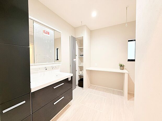 【【A棟 洗面室】】毎日の洗濯が楽になる便利なカウンター付きランドリースペース。洗う・干す・乾かす・畳むが1つの空間で行え、家事動線がラクラクです♪