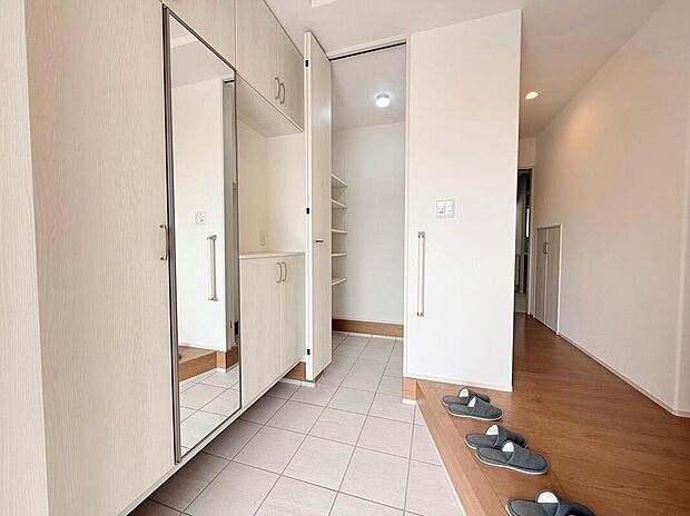 【【C棟 玄関収納】】ベビーカーや泥のついたおもちゃをしまうのに便利な玄関収納付き!キャンプ用品やサーフィン道具などもしまえ多趣味なご家族にもぴったり。